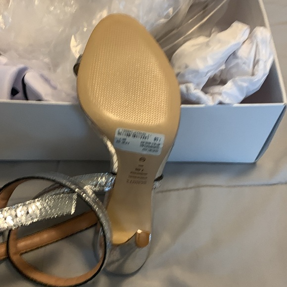 Schultz Silver high heels New with tags and box. Size 7.5 - Picture 4 of 6